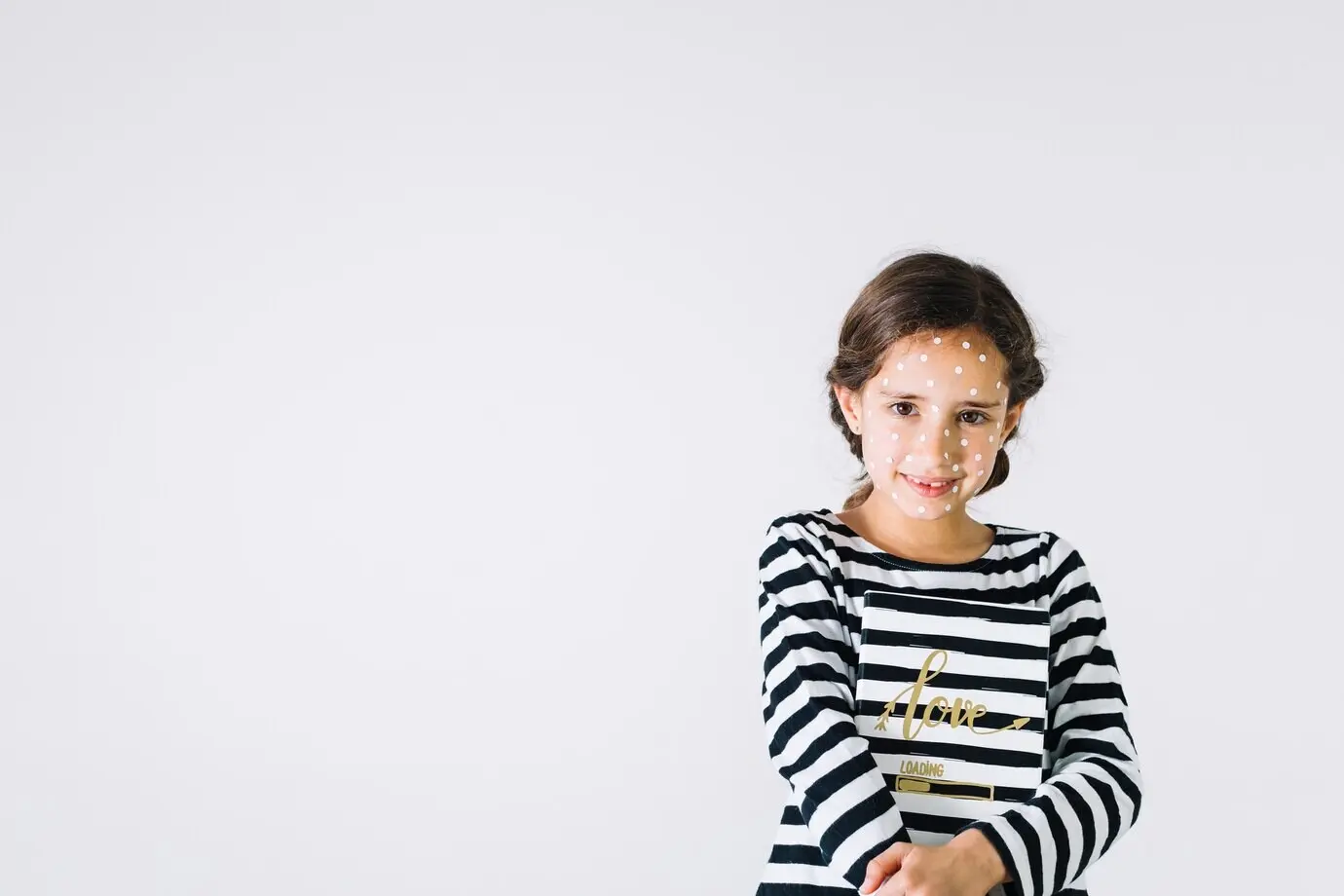 Lächelndes Mädchen mit Hautausschlag und Notizbuch